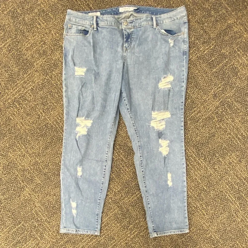 TORRID‎ BOYFRIEND JEANS - LIGHT WASH WITH RIPPED DESTRUCTION